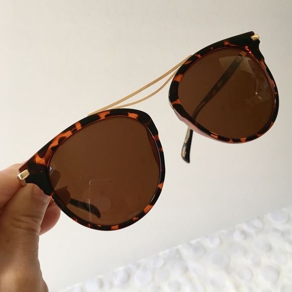 Chic Retro Tortoise Shell Print & Gold Sunglasses - Picture 4 of 7